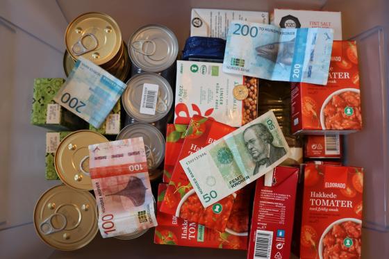 Matvarer og pengesedler ligger str&oslash;dd i en plastboks.