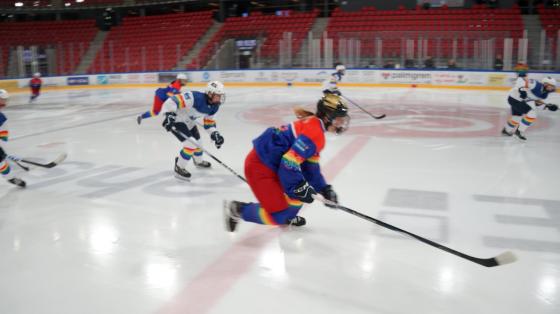 V&aring;lerengas spiller sk&oslash;yter etter en puck