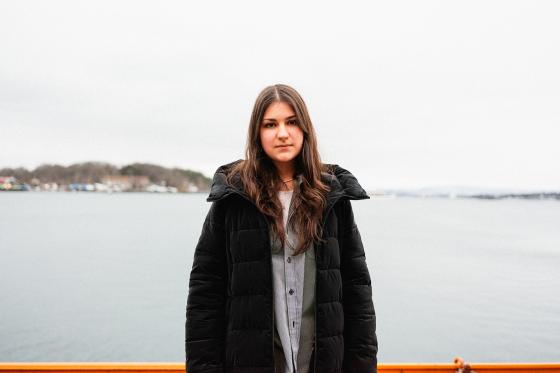 Jente som st&aring;r foran oslofjorden