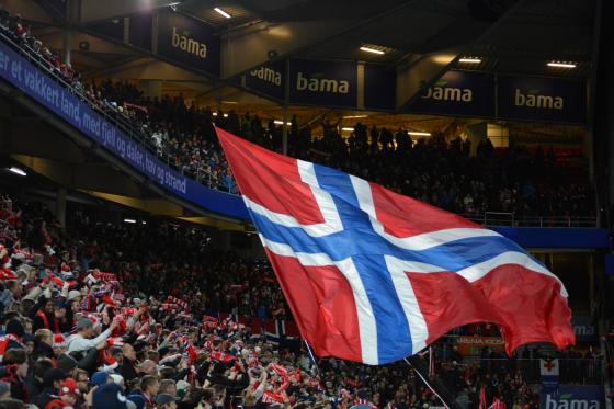 Norge flagg viftes p&aring; Ullev&aring;l stadion