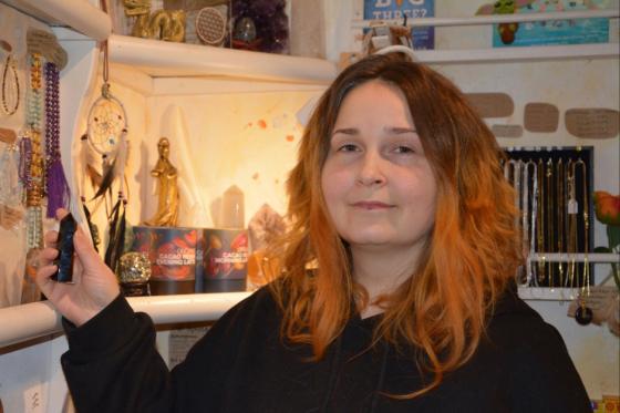 En dame som holder en krystall og ser p&aring; kamera 