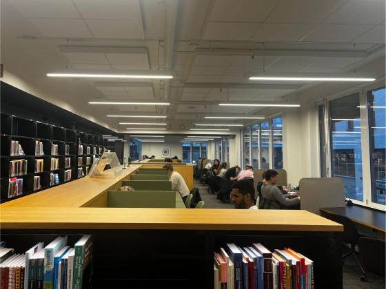 Bilete av studentar p&aring; bibliotek 