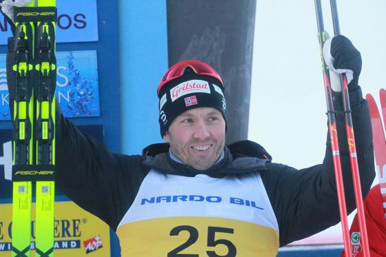 Emil Iversen jubler p&aring; pallen