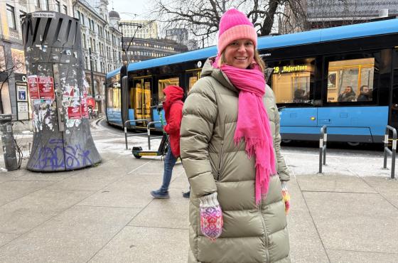 Julia Bland (53) i rosa kl&aelig;r