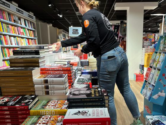 En ansatt p&aring; ARK rydder i en liggende utstilling.