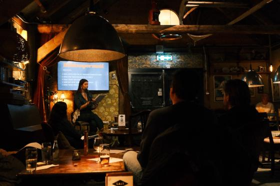 Dame p&aring; en scene som leser poesi