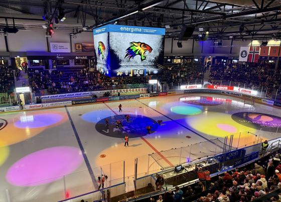 Inne i Varner Arena var hallen lyste hallen i Pridefargene. 