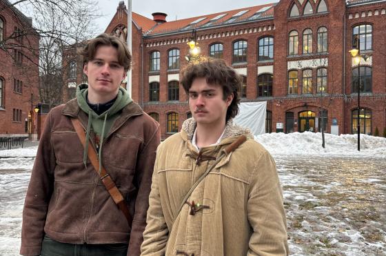 Sigurd Gr&oslash;ndahl Sulland og Mikael Schley Vestre som st&aring;r utenfor Foss VGS