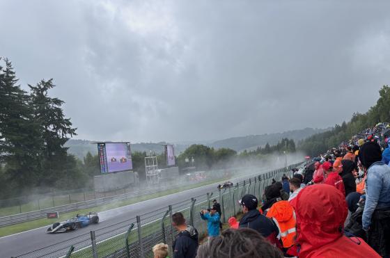 F1-biler som kj&oslash;rer forbi tilskuere p&aring;  Circuit de Spa-Francorchamps i Belgia. 