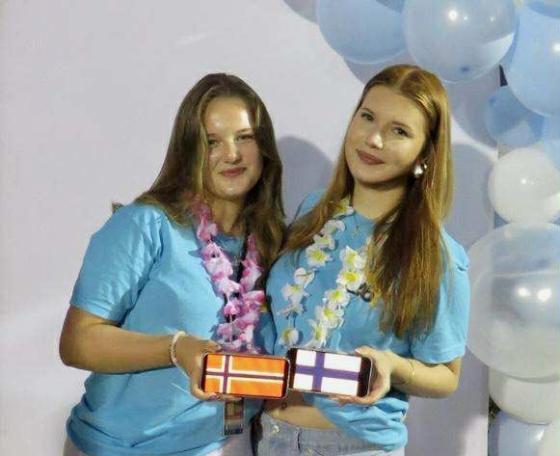 Iida sammen med sin norske venninne. 