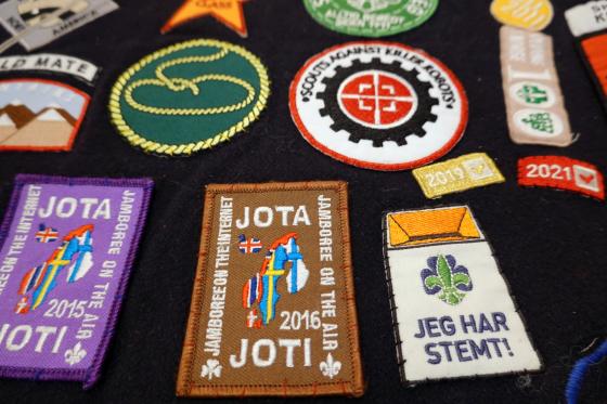 Forskjellige speidermerker, blant annet &laquo;Jeg har stemt&raquo;