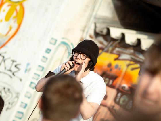 Kaybeo som st&aring;r p&aring; scenen og rapper