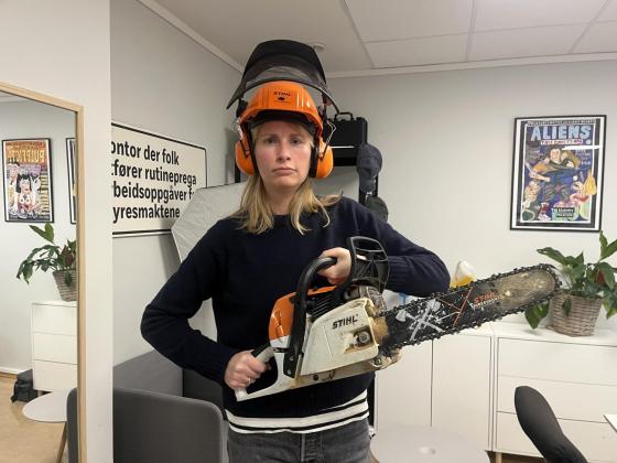 Henrette-Holmsen-Opdahl jobber PR-ansvarlig for det Norske Teateret. Hun savner flere menn i teatersalenene. Hun tror l&oslash;sningen er &aring; lage teater med teamer som vekker interesse hos menn. in