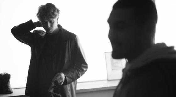 To gutter st&aring;r i svarthvit i et filmstudio