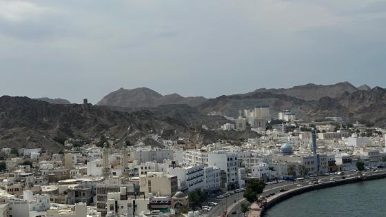 Oversiktsbilde med Muscat i forgrunnen og fjell i bakgrunnen