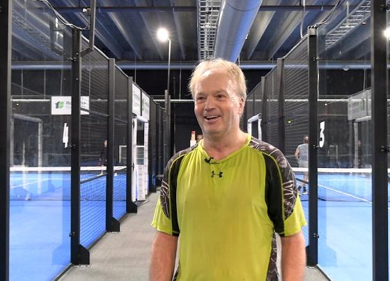 Paddelspiller inni paddelhallen