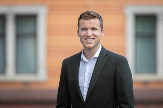 Mann i svart dress og hvit skjorte 