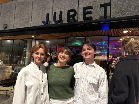 Ragnhild, Sofie og Henrik st&aring;r utenfor Juret bar i Vika, Oslo.