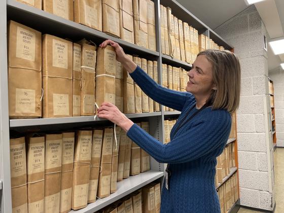 Riksarkivar Inga Bolstad blar i gamle dokumenter