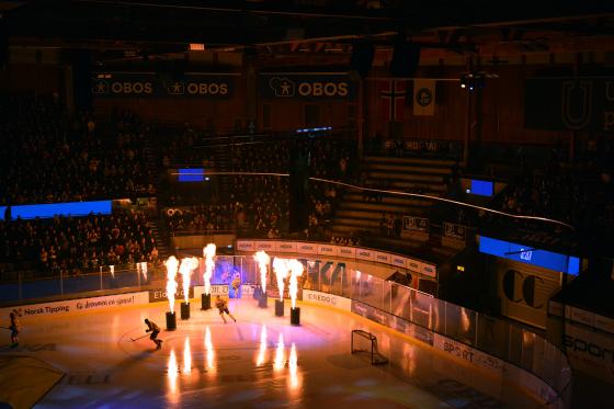Flammekastere som spruter flammer i det Storhamar spillerne entre banen