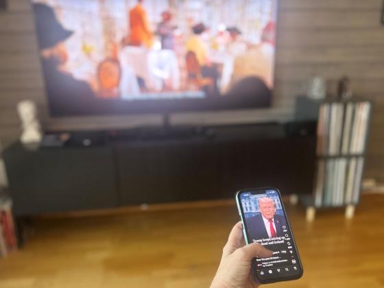 Scroller p&aring; telefonen samtidig som man ser p&aring; film