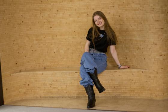 Sofiia Mykhalevych (19) sitter p&aring; en benk.