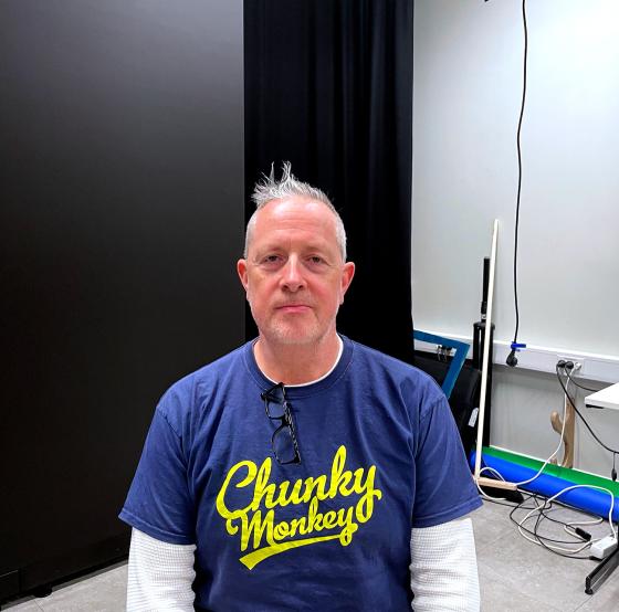 En mann som ser inn i kameraet