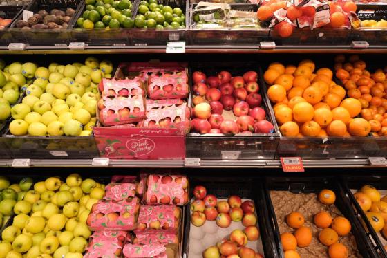 Kun 30 prosent av nordmenn klarte &aring; spise fem-om-dagen, n&aring; er de nye kostholdsr&aring;dene helst &aring;tte-om-dagen.