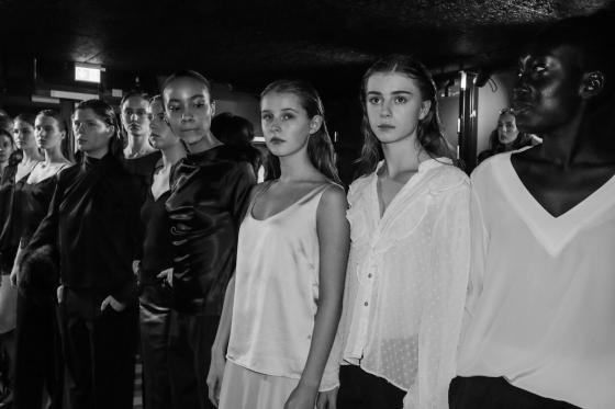 Modellene som st&aring;r klare for &aring; g&aring; catwalken 