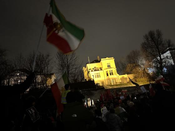 Demonstranter utenfor Irans ambassade