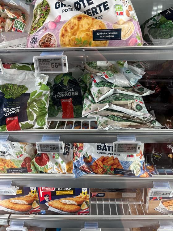 fryse-hylla i matbutikk