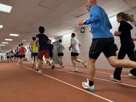 L&oslash;peb&oslash;lgen inntar innend&oslash;rsbane p&aring; Bislett.