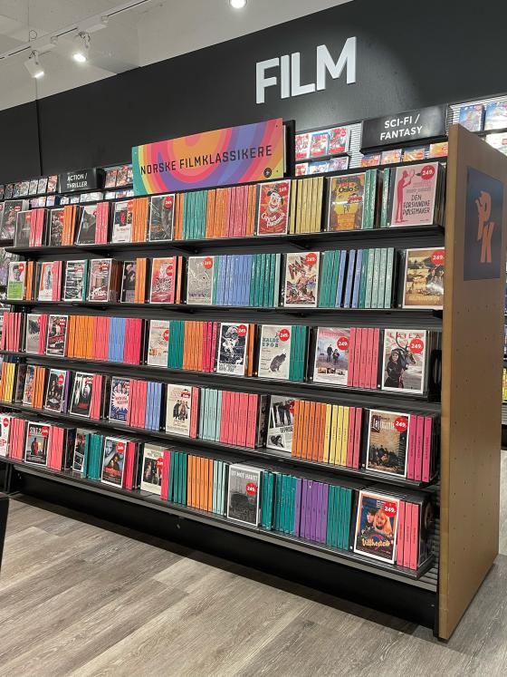 En hylle med fysiske dvd-er