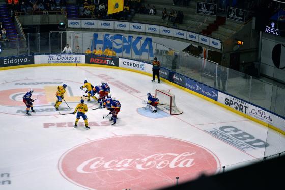 Spillere som kjemper foran m&aring;l