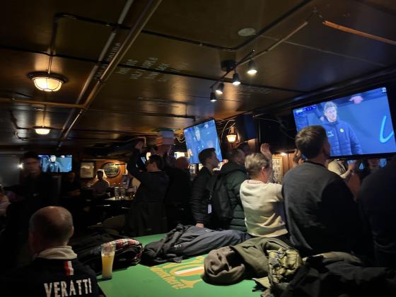 Fotballentusiaster som ser p&aring; fotballkamp i en Sportsbar