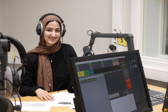 Jente ved mikrofonen i lydstudio