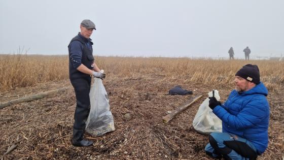 are og nils fra milj&oslash;stiftelsen elv og hav plukker s&oslash;ppel 