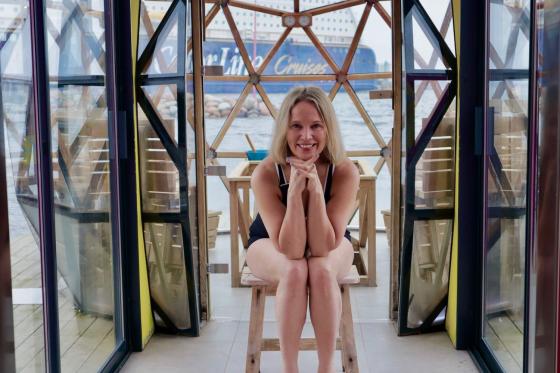 Anne M&oslash;ller sitter i badstuen ved Oslofjorden