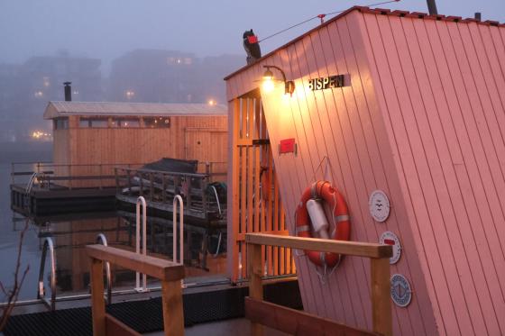 Bilde av badstue med oslofjorden i bakgrunnen