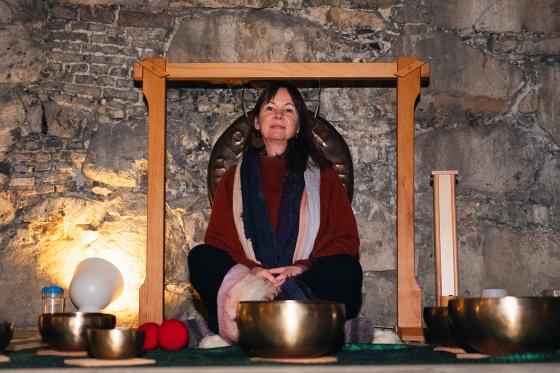 Therese Aasvik sitter foran gongen