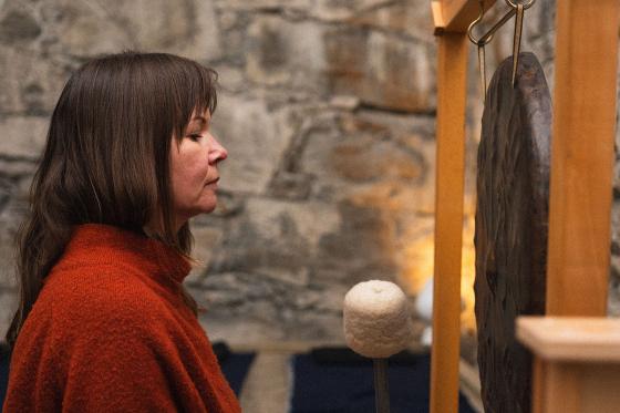 Sidebilde av Therese Aasvik som spiller p&aring; gong