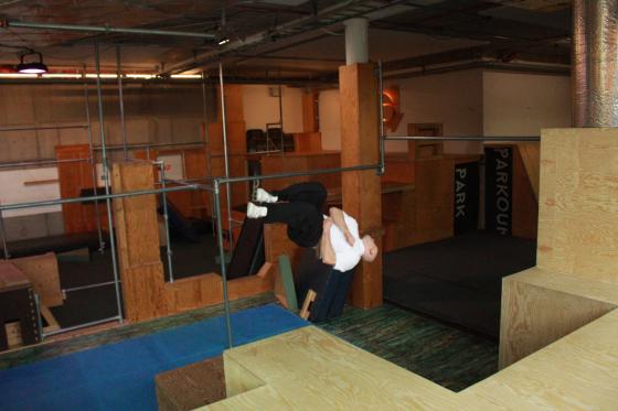 Christian Hansen parkourerer over et hinder i parken.