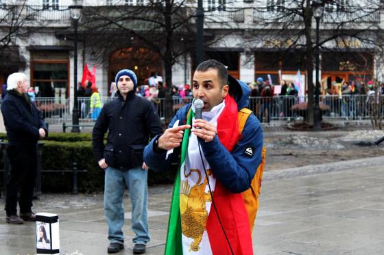 Mann med Iransk flagg holder appell