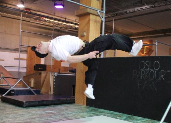 Christian Hansen tar en backflip.