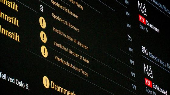 Avgangs tavle p&aring; Oslo S som viser flere innstilte tog og alternativ transport. 