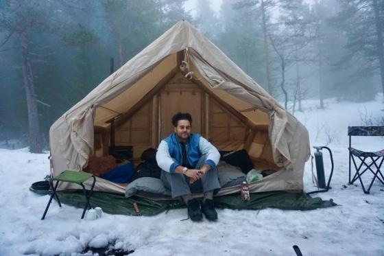 Jonatan sittet i teltet