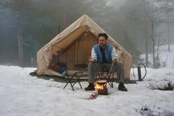 Jonatan prater foran teltet