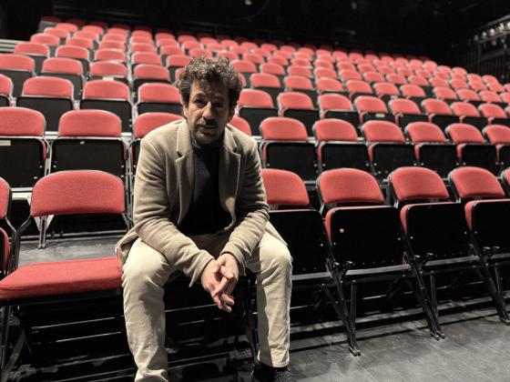 Skuespiller Kadir Talabani sittende i en tom sal