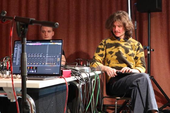 Laban sitter og ser p&aring; de andre spille