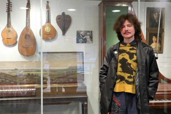 Laban st&aring;r foran instrumenter 